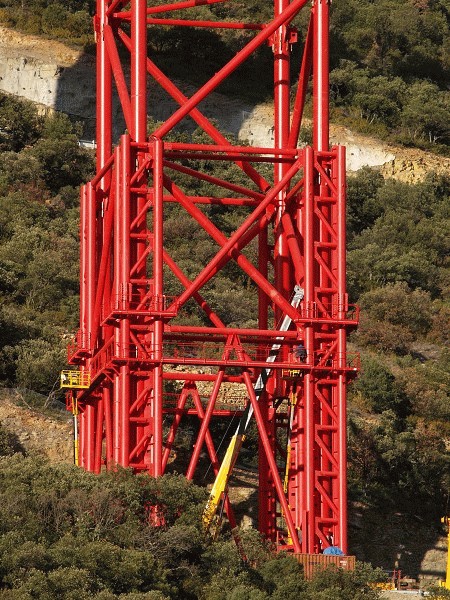Nahaufnahme des temporären Stützpfeilers T6 des Millau-Viadukts mit den beiden Teilen des Teleskopsystems 