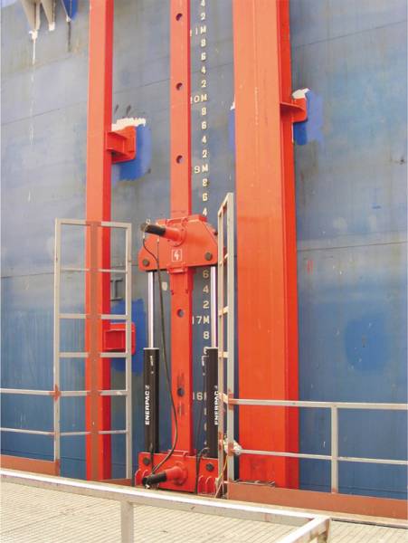 Each climbing unit consists of two 70 tons double acting cylinders and two 20 tons locking cylinders 