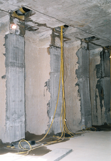 Prado Zum Abstützen der Betonwände und zum Schutz des Kellers vor Einsturzgefahr sind 34 Hydraulikheber von Enerpac horizontal in zwei Geschossebenen positioniert