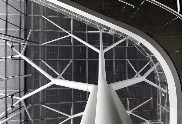 Flughafen Stuttgart
18 Stahlbäume tragen das Dach des neuen Terminals 3 