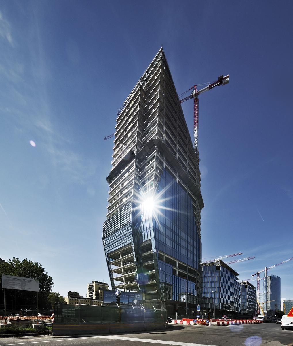 Das höchste Gebäude aus Stahl in Italien: Das Bauwerk umfasst 30 Etagen, inklusive 3 Techniketagen, sowie zusätzlich 4 Untergeschosse 
