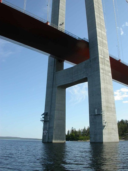 Höga-Kusten-BrückePylonenpfeiler vom Boot aus gesehen 