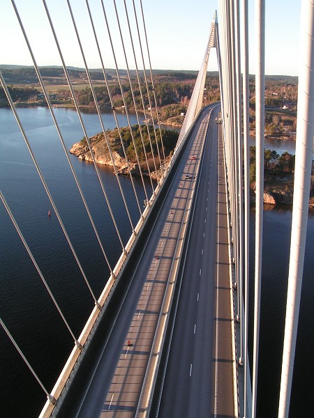 Uddevalla-Brückeaufgenommen durch Höhenarbeiter während der Befahrung eines Seiles Uddevalla-Brücke aufgenommen durch Höhenarbeiter während der Befahrung eines Seiles