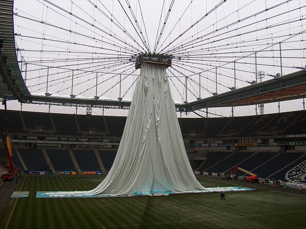 WaldstadionAusfahrbares Stadiondach während der Montage 