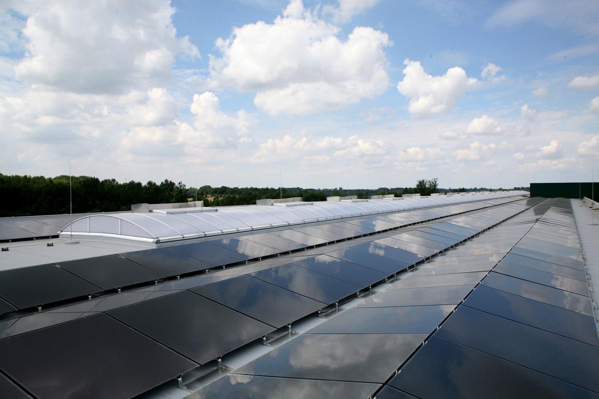 Mediendatei Nr. 214665 Unter der Konzeption und Projektleitung von LAMILUX ist auf dem Flachdach einer neuen Lagerhalle des Wellpappewerks Lucka eine Photovoltaikanlage mit 1.720 PV-Modulen (Gesamtfläche 2.460 m²) installiert worden