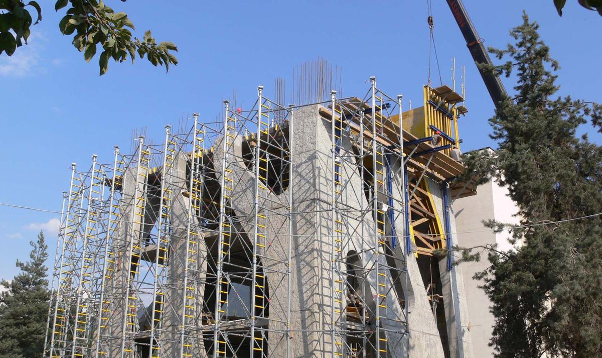 To transfer the concrete loads from the wave-shaped roof, Doka supplied its high-performance Load-bearing tower Staxo 100 