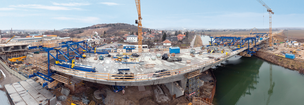 Media File No. 217567 This new dual-carriageway bridge in Nitra, Slovakia, was erected with three pairs of high-performance Doka cantilever forming travellers (CFT). The short cycle times made possible by the Doka CFTs meant that there were no problems in meeting the tight construction schedule