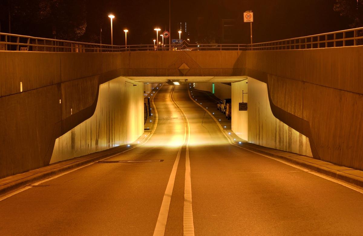 Auch ein zweiter Stuttgarter Tunnel, der B295-Tunnel in Stuttgart-Feuerbach, erhielt zur selben Zeit eine Wandbeschichtung mit Sikagard-260 WPU 