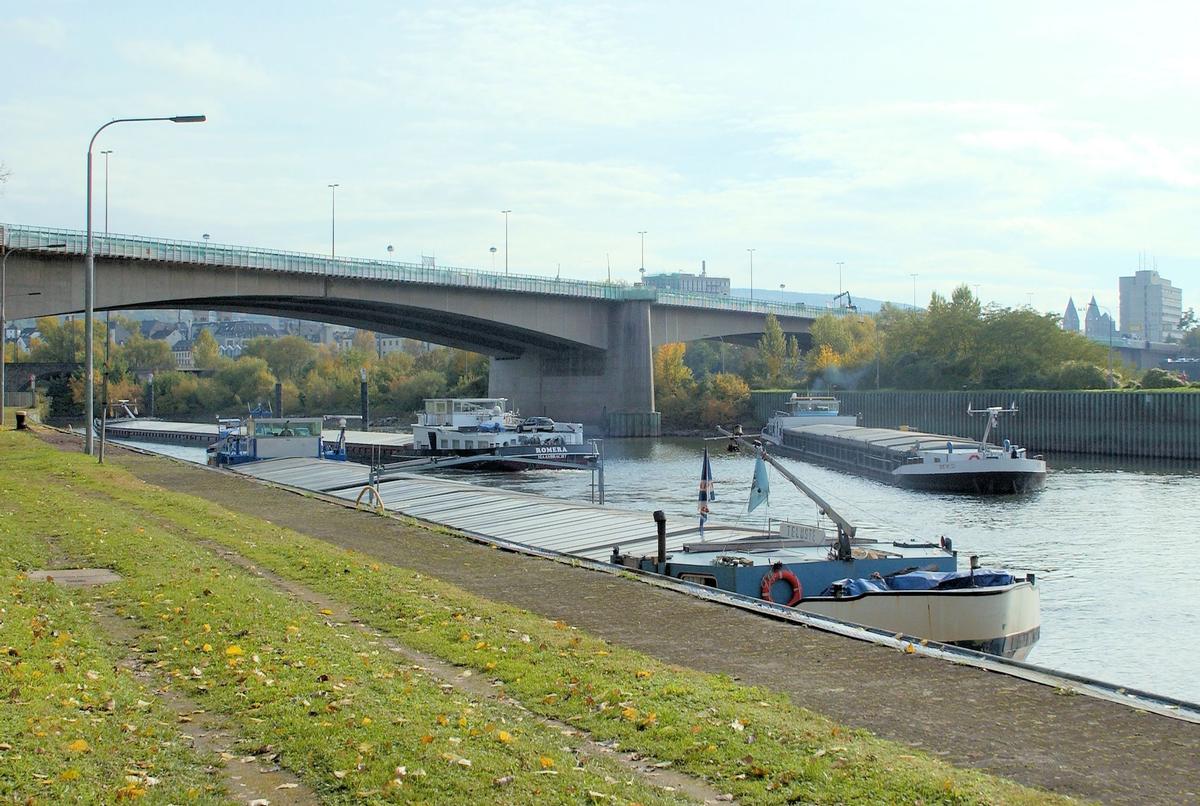 Mediendatei Nr. 219589 Die Europabrücke führt die B 9 über die Mosel ins Koblenzer Stadtzentrum. Sie zählt mit etwa 100.000 Fahrzeigen zu den am meisten befahrenen Brücken in Deutschland