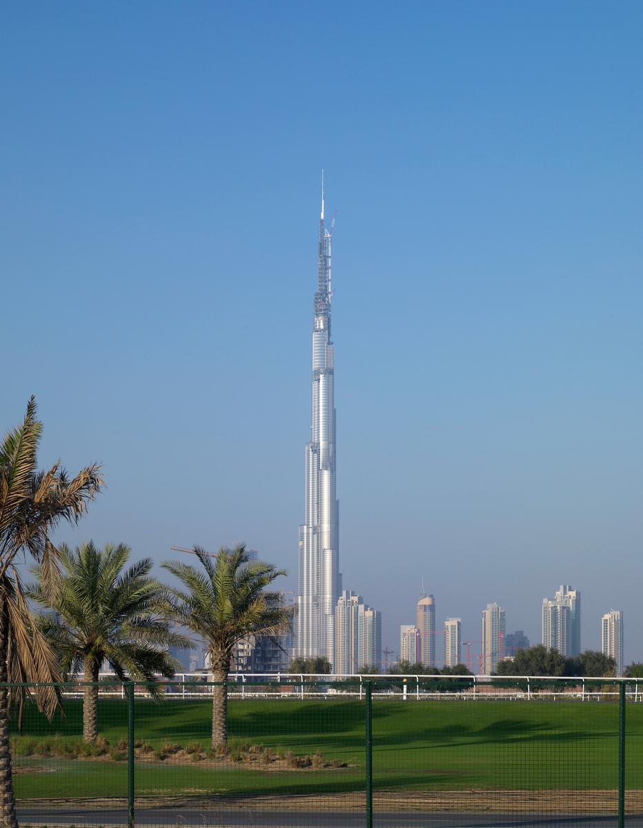 Media File No. 217645 With a height of 818 m, the “Burdsch Chalifa”, better known as “Burj Dubai”, built by Emaar Properties and planned by architect Adrian Smith, is the tallest building in the world