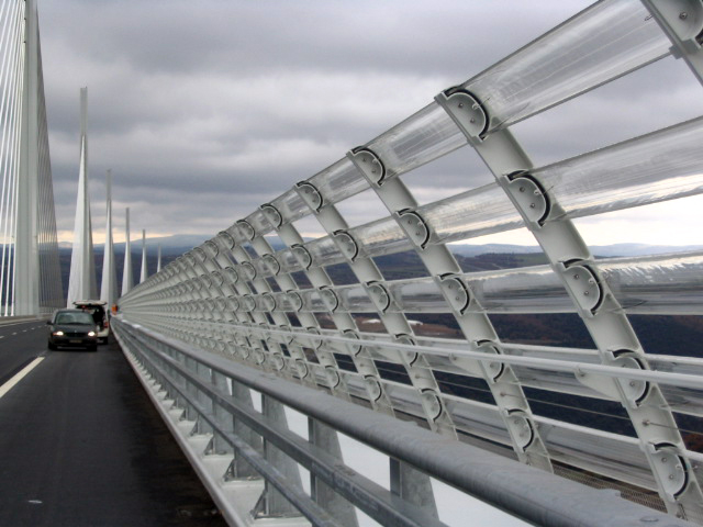 Mediendatei Nr. 205964 Viaduc de Millau - I-SYS Edelstahl-Seilkonfektionen, mit Außengewindeterminal verpresst, welche dort als horizontale Zwischenseile und Sicherungsseile an den äußeren Windbrechungsmanschetten entlang der Brücke eingebaut sind