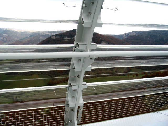 Mediendatei Nr. 205965 Viaduc de Millau - I-SYS Edelstahl-Seilkonfektionen, mit Außengewindeterminal verpresst, welche dort als horizontale Zwischenseile und Sicherungsseile an den äußeren Windbrechungsmanschetten entlang der Brücke eingebaut sind