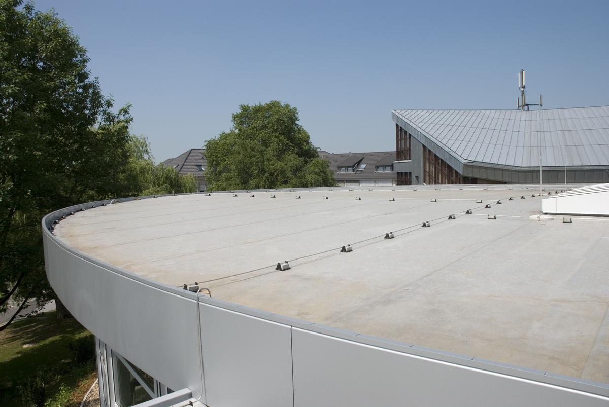 Mehrteilige Dachrandprofile ermöglichen eine schadensfreie thermische Dehnung 
