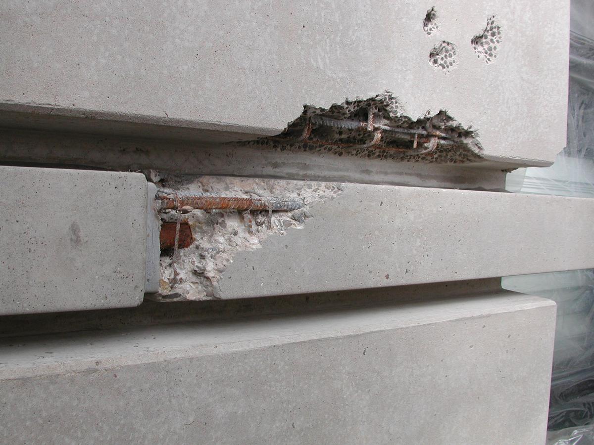 Schadstellen im Beton, teilweise mit freiliegendem Bewehrungsstahl 