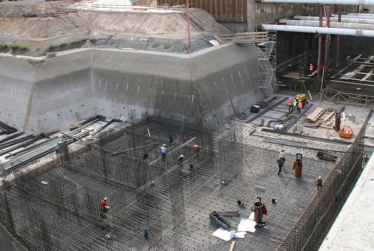 Mediendatei Nr. 209343 Die fünf Meter dicke Sohle der Schleusenkammer wird in drei Lagen aus einem Beton der Druckfestigkeitsklasse C20/25 hergestellt. Ein Zement CEM III/A 32,5 N –LH/NA verringert die Hydratationswärmeentwicklung in dem massigen Bauteil