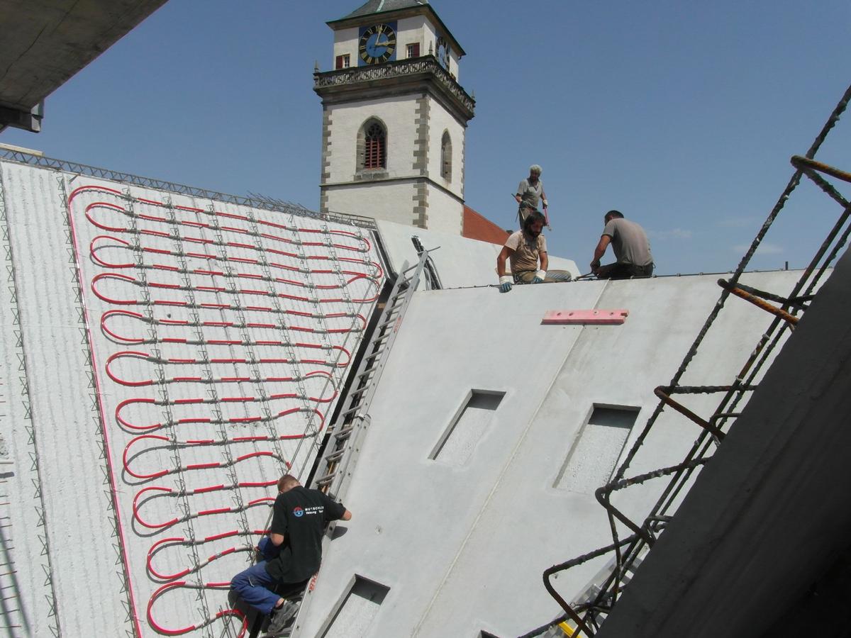Das Dach: Betonkonstruktion aus Halbfertigteilen mit teilweiser Betonkernaktivierung 