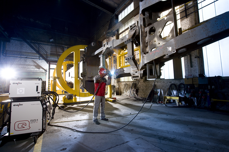 Media File No. 217709 An enormous manipulator for chassis frames weighing several tonnes: the innovative forceArc® process is taking over ever more welding tasks at Manitowoc