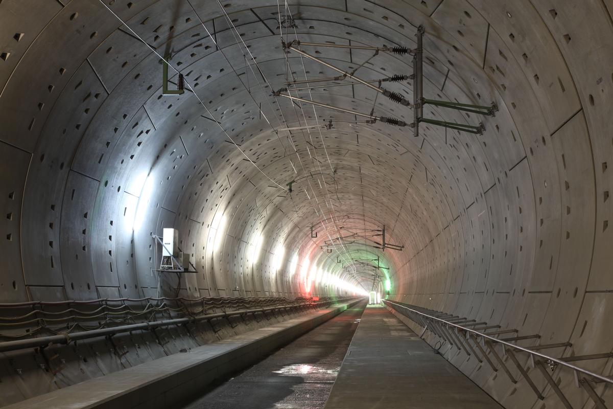 Mit rund 250 km/h können die Züge seit Dezember 2012 durch den knapp 9,5 km langen, und damit drittlängsten deutschen Eisenbahntunnel rasen 