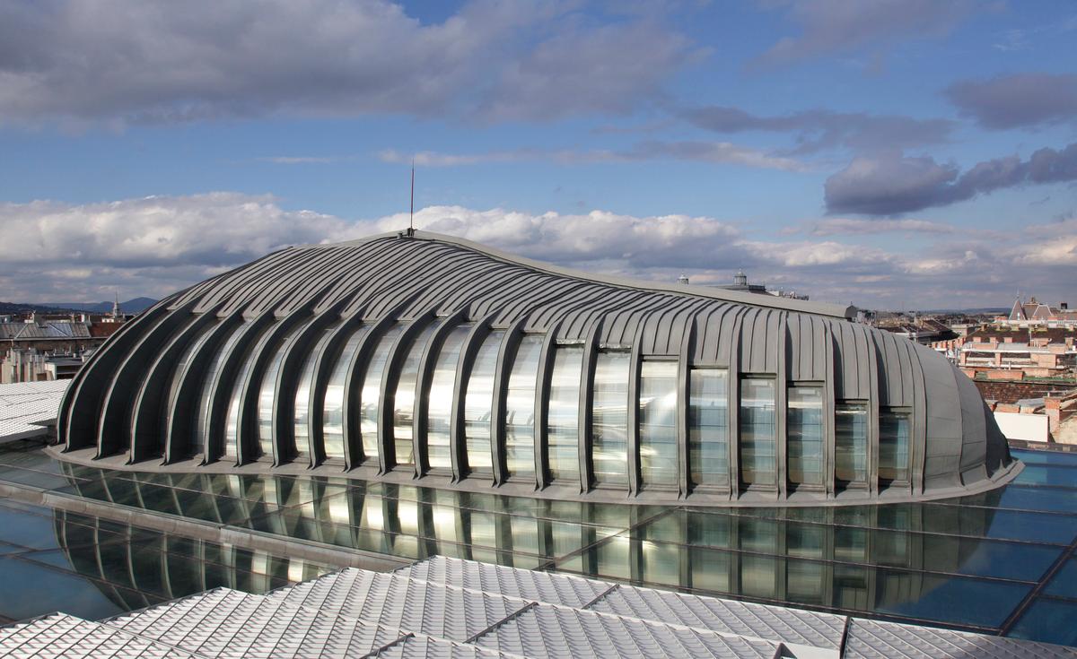 Mediendatei Nr. 216219 Der niederländische Architekt Prof. Erick van Egeraat hat den organisch geformten Konferenzraum auf das transparente Glasdach eines im Stil der Neorenaissance gebauten Gebäudes in Budapest gesetzt
