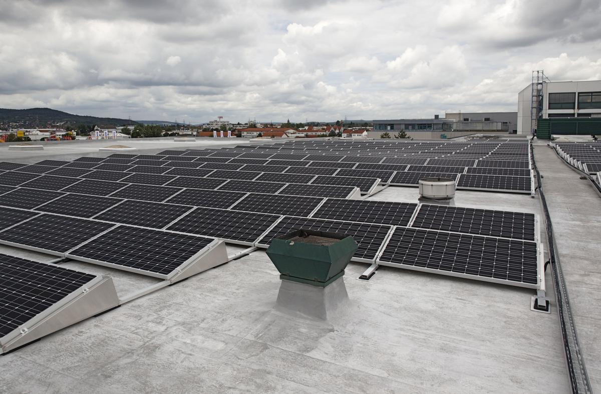Mediendatei Nr. 214799 10.000 m Flachdachflächen im Industriegebiet Laubanger wurden mit der Flüssigabdichtung Kemperol neu abgedichtet, bevor eine Photovoltaikanlage mit 406 kWp installiert wurde
