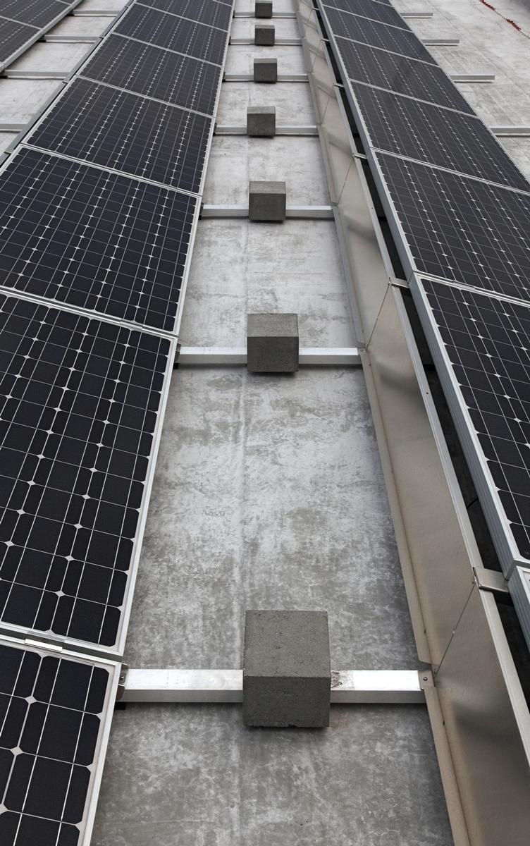 Ohne Durchdringung: Die Elemente der Solaranlage sind untereinander verbunden und an zentralen Punkten mit Steinquadern beschwert 