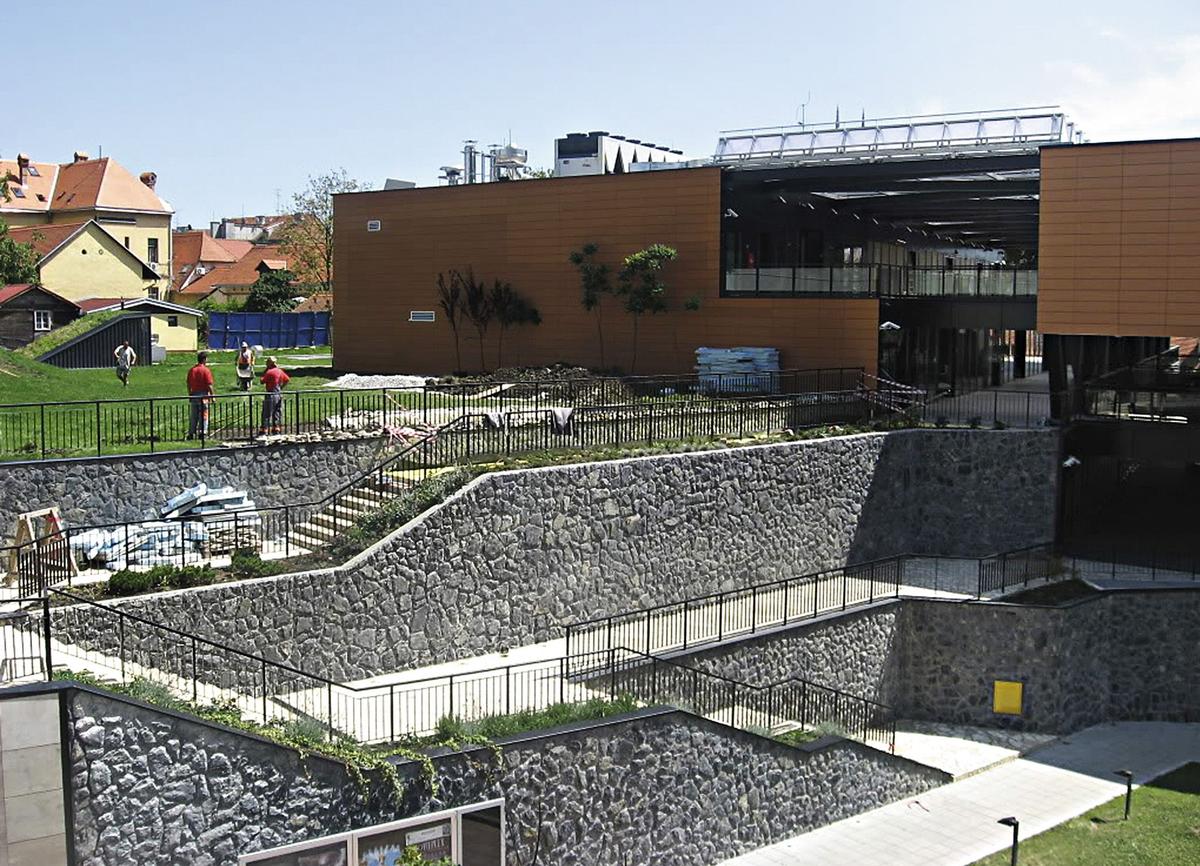 Das gesamte Dach des Kaptol Centars in Zagreb ist als durchgängig intensive Gartenlandschaft gestaltet 