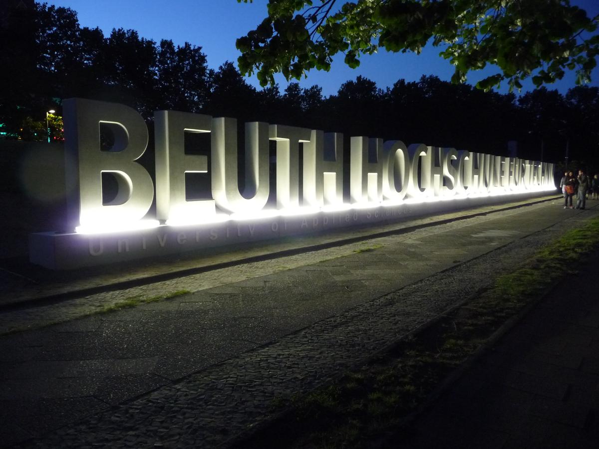 Name der Beuth Hochschule für Technik als Sichtbeton-Kunstwerk 