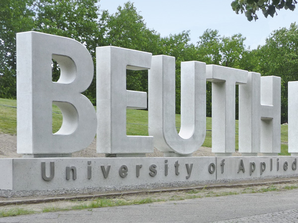 Name der Beuth Hochschule für Technik als Sichtbeton-Kunstwerk 