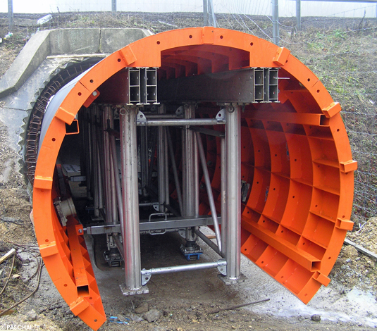 Mediendatei Nr. 220521 Nachdem die Schalung vor dem Tunnel zusammengebaut wurde, wird sie in den Tunnel gerollt. Unter dem GASS-Gerüst sind Lastroller befestigt, die es zu einem Schalwagen machen