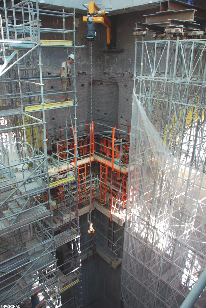 Media File No. 217549 The sides of the cupola's supporting structure are supported during the construction work by scaffoldings measuring up to heights of 23.8 m. In the corners, L-shaped concrete pillars rise upwards