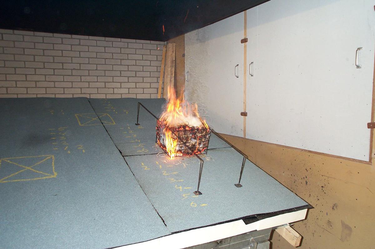 BU: Brandprüfung im Prüfstand bei 15° Dachneigung 