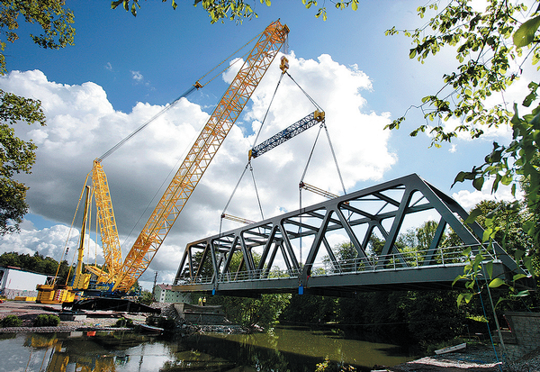 Die neue, 320 t schwere Eisenbahnbrücke über den Fluß Nyköpingsån in Schweden wurde mit einem Gittermastkran CC6800 eingehoben 