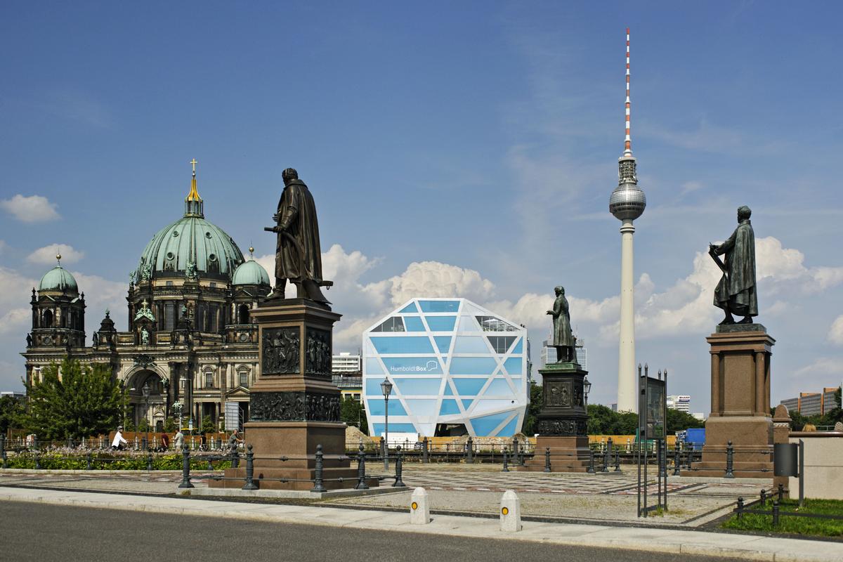 Das 28 m hohe Gebilde inmitten der Berliner Museumsinsel informiert u.a. auch über die viel diskutierte Gestaltung des Schlossplatzes 