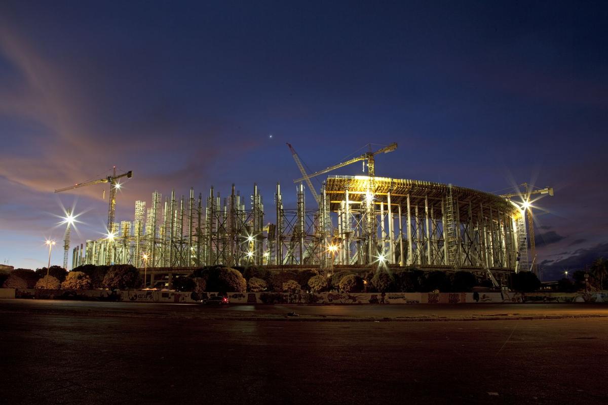Nach Abriss und Umbau des alten Stadions wird die neue Arena auf einer Fläche von 18.800 m2 mehr als 71.000 Zuschauern Platz bieten 