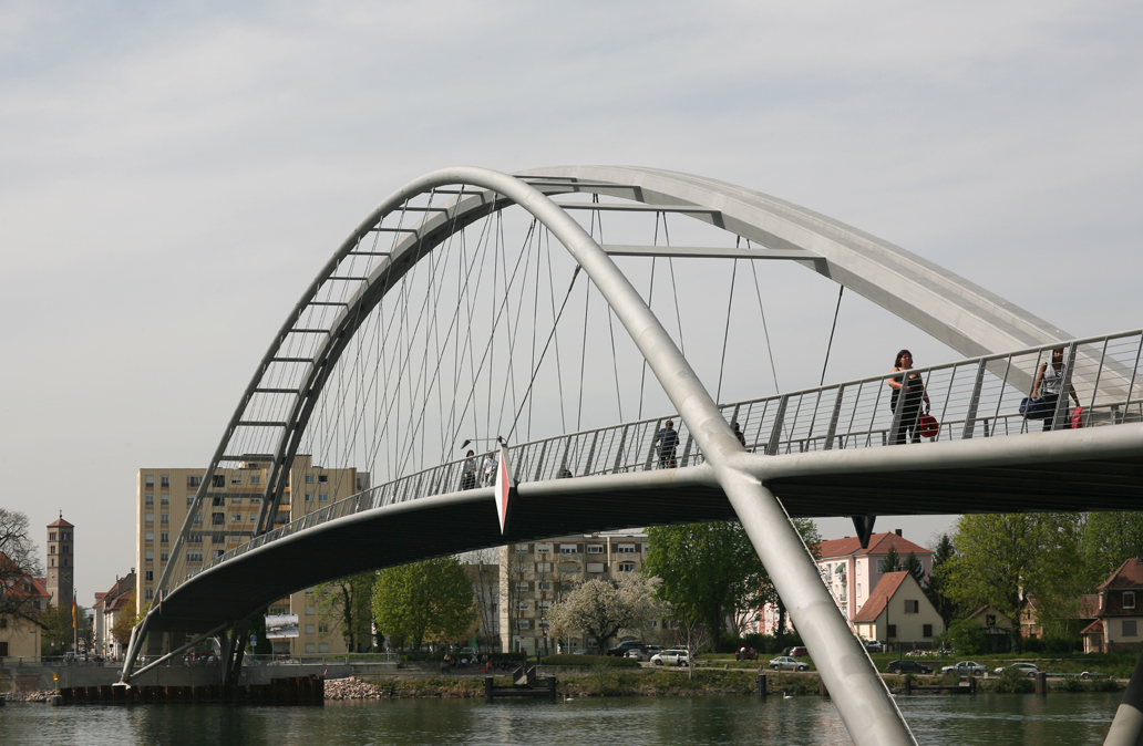 Media File No. 216944 Asymmetry as a consistent design characteristic: the main – north – beam of the pedestrian bridge has a hexagonal cross section, while the end section of the southern arch consists of a circular tube with a diameter of 250 mm. The design of the bridge deck is also asymmetrical