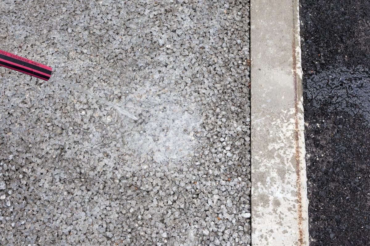 Mediendatei Nr. 217850 Dränbeton-Testfläche: Während sich das Wasser auf normalem Beton oder Asphalt staut und nur langsam abfließt (rechts im Bild), kann es auf dem neuen Dränbeton einfach und schnell versickern (links)