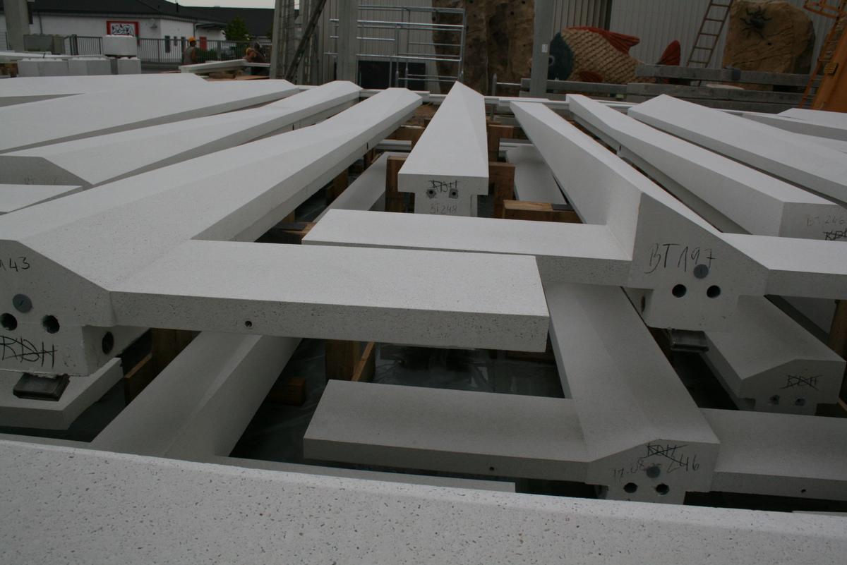 Media File No. 217574 450 of the almost 1395 elements were pre-produced within eight weeks, until the beginning of August 2011, and then stored on the premises under weatherproof conditions. Magnoplan DU=360 formwork panels were used to meet the very tight tolerance levels.