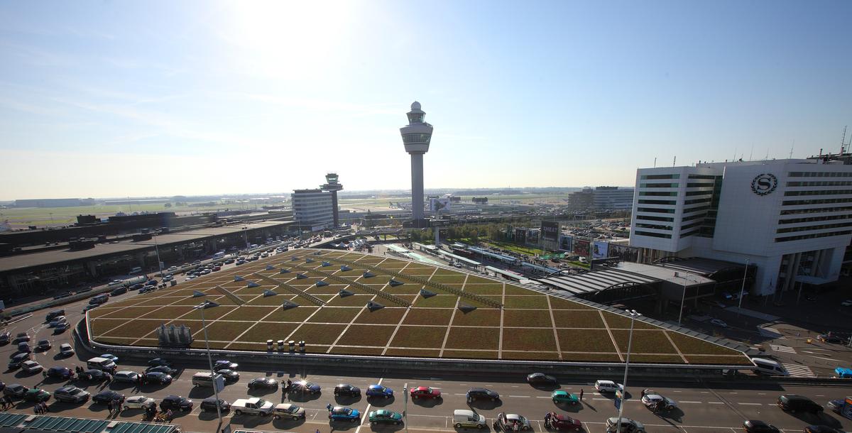 Mediendatei Nr. 214670 Die Schiphol Plaza (zentrale Abflughalle) des Flughafens Schiphol in Amsterdam ist das erste Objekt in den Niederlanden, das eine Dachbegrünung mit einer Solaranlage kombiniert