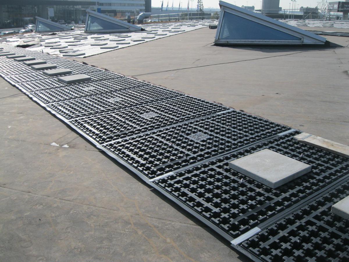 Mediendatei Nr. 214671 Ohne Dachdurchdringung: die Solarbasisplatten® SB200 ermöglichen die spätere Aufständerung der Solarmodule, gehalten durch die Auflast des Dachsubstrats