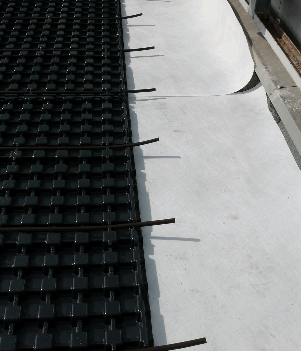 Mediendatei Nr. 212863 Die Tropfschläuche haben auf dieser Dachfläche einen Abstand von 50 cm und werden im Folgenden mit Versorgungs- und Spülleitungen sowie mit dem Bewässerungs-Manager verbunden
