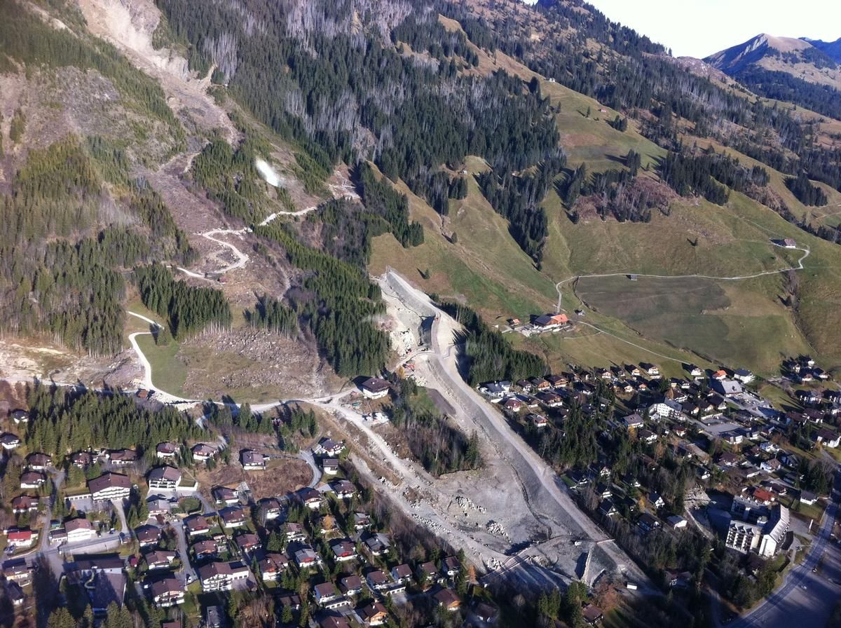 Luftbildaufnahme der Baustelle im Sommer 2011 mit Dammbauarbeiten im Lauibach 