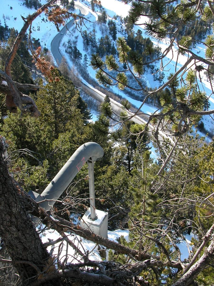 Ski-Station Les Arcs oberhalb des Isère-Tales: Lawinenschutz durch ein fest installiertes Gazex®-Zündrohr 