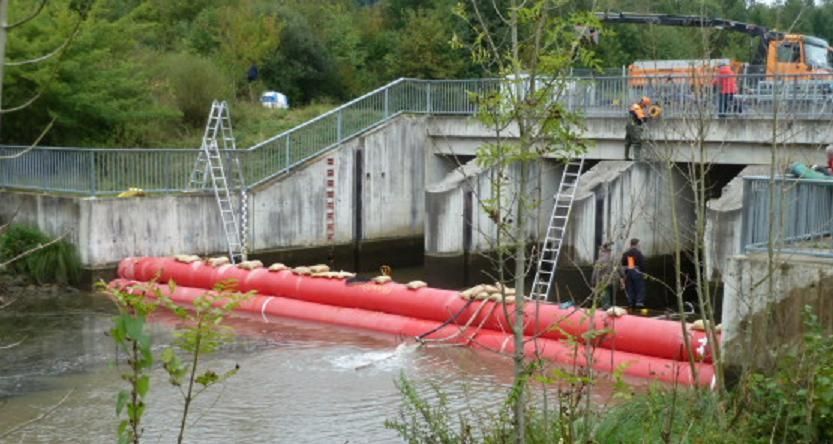 Aufstauen eines Fluss-Einlaufbauwerkes zwecks Inspektion eines Wasserkraftwerkes mit einem Floodtube-Deich 