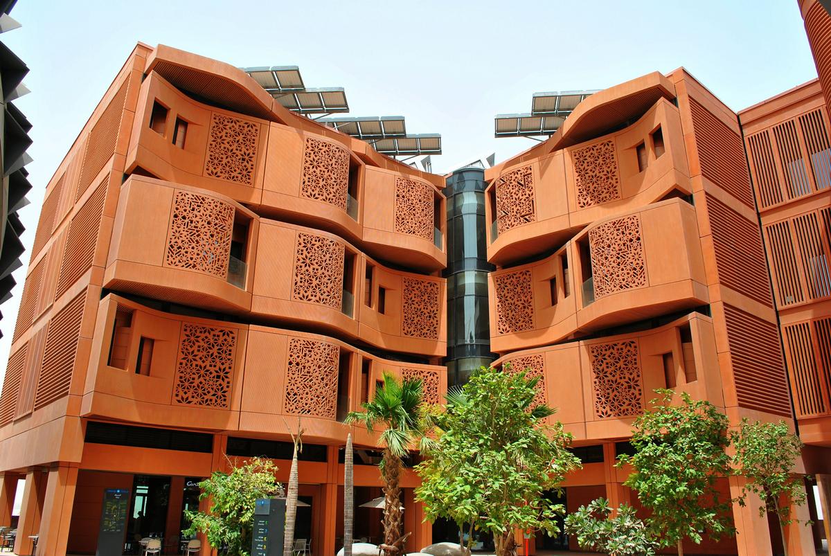 In Masdar City, einer Ökostadt im Emirat Abu Dhabi, wurden Gebäude mit Individualmatrizen gestaltet 