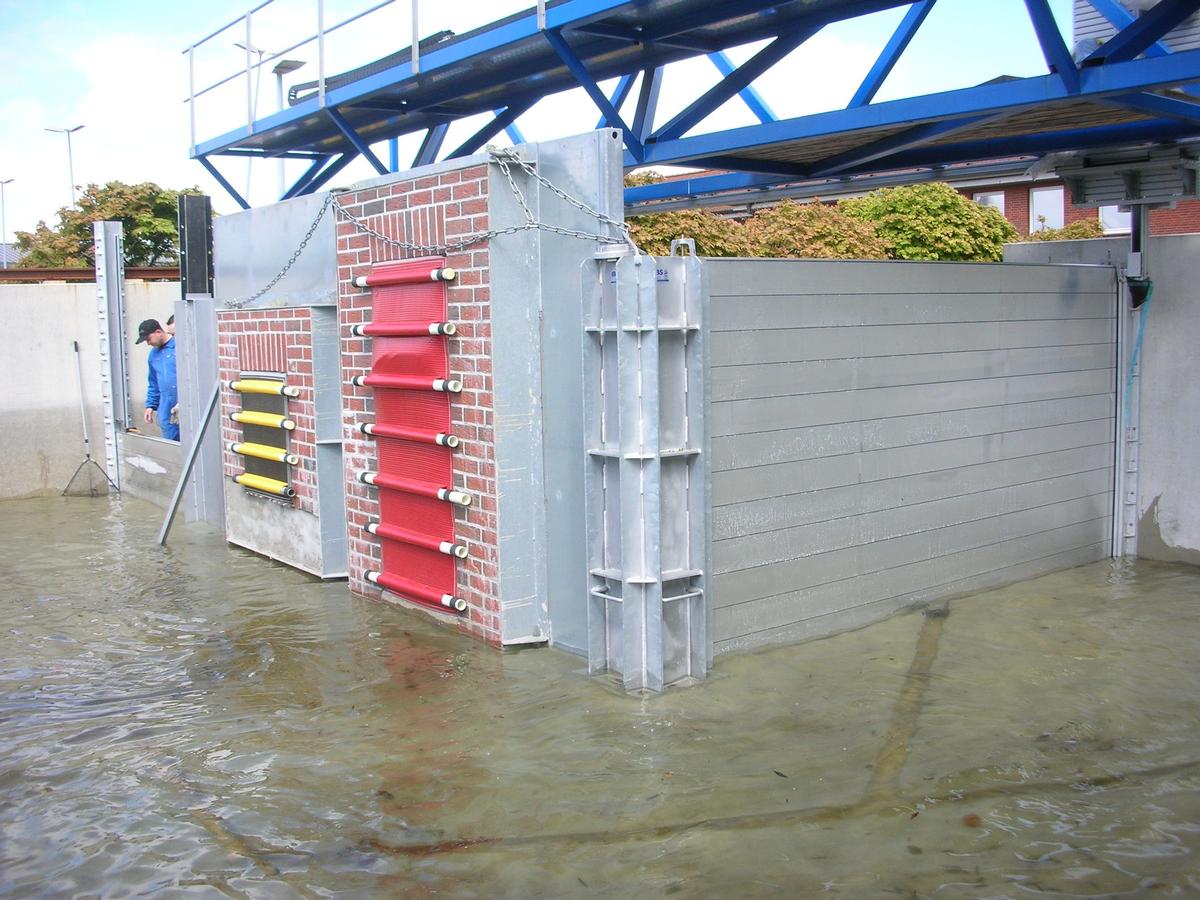 Mobile Hochwasserschutzkonstruktion HOWASU zm Verschließen von Gebäudeöffnungen im Testbecken der TUHH 