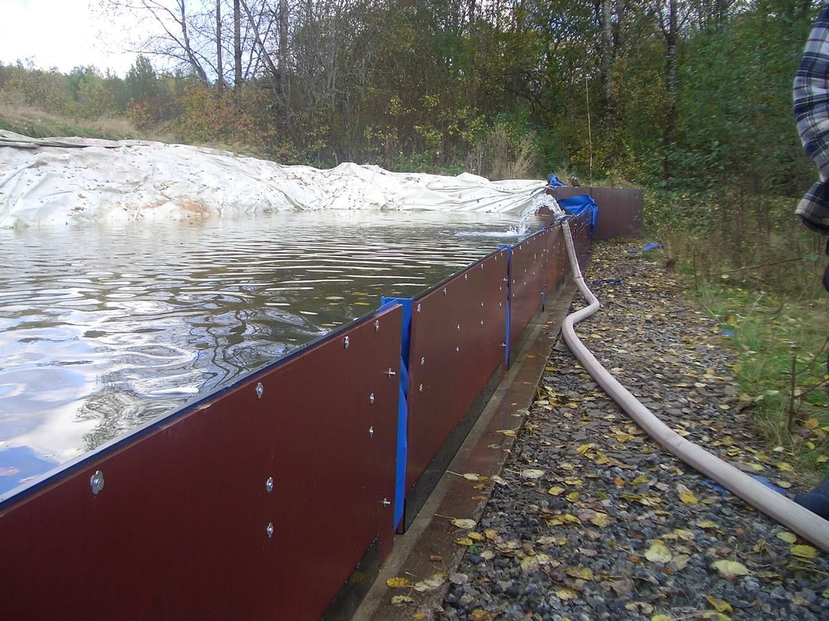 Semipermanente aufklappbare 120 cm hohe Hochwasserschutzwand – schnell und einfach aufzubauen 
