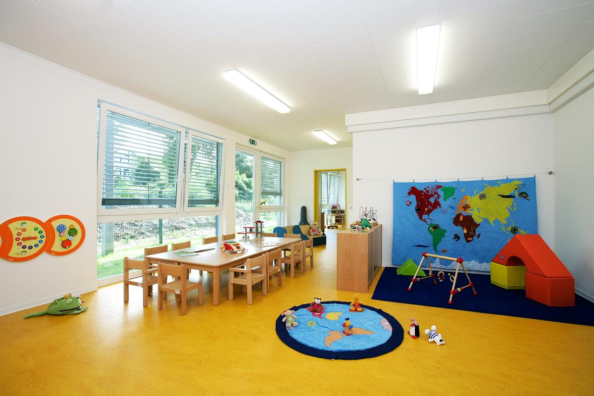 Viel Platz, große Fenster, freundliche Farben und eine kindgerechte Einrichtung motivieren zum Lernen und Entdecken 
