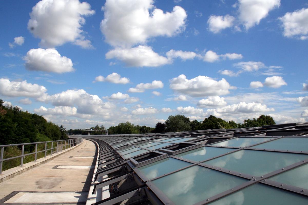 Mediendatei Nr. 213149 Ein rund 30.000 qm großes Stahl-Glas-Dach sorgt für Tageslicht – und stellte die Planer und Verarbeiter bei der Verlegung der zweieinhalb Tonnen schweren Fensterelemente vor ganz neue Herausforderungen