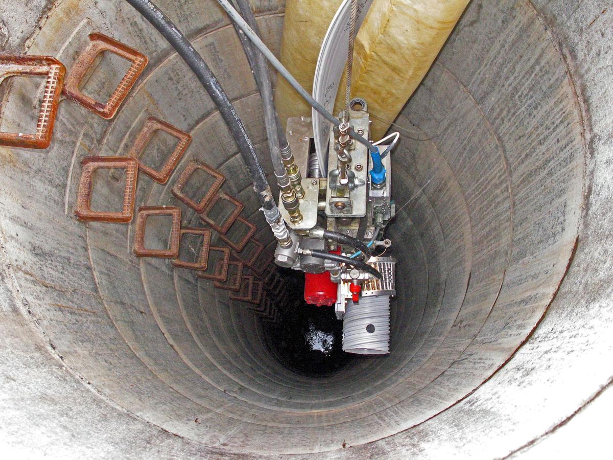 Mediendatei Nr. 213322 Wickelmaschine des SPR EX-Verfahrens auf dem Weg in die Tiefe: Hier wurde eine Dränageleitung der Abfalldeponie Stockstadt/Main in über 20 m Tiefe durch ein PVC-Wickelrohr saniert