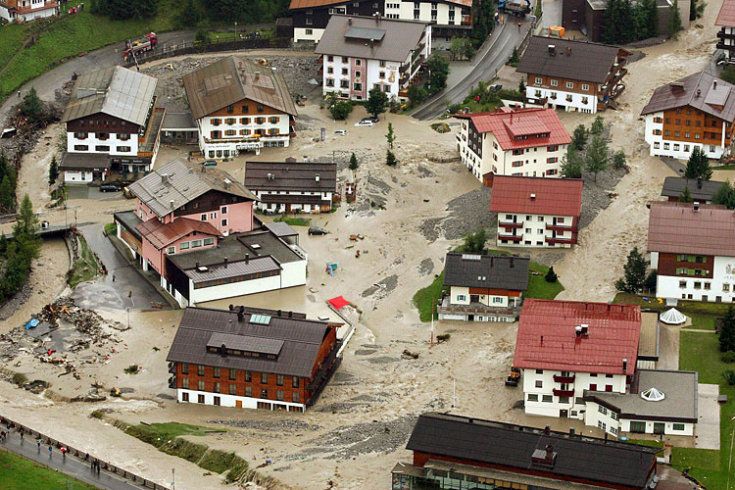 Die Gemeinde Lech wird durch den Zürsbach und den Lech überflutet 